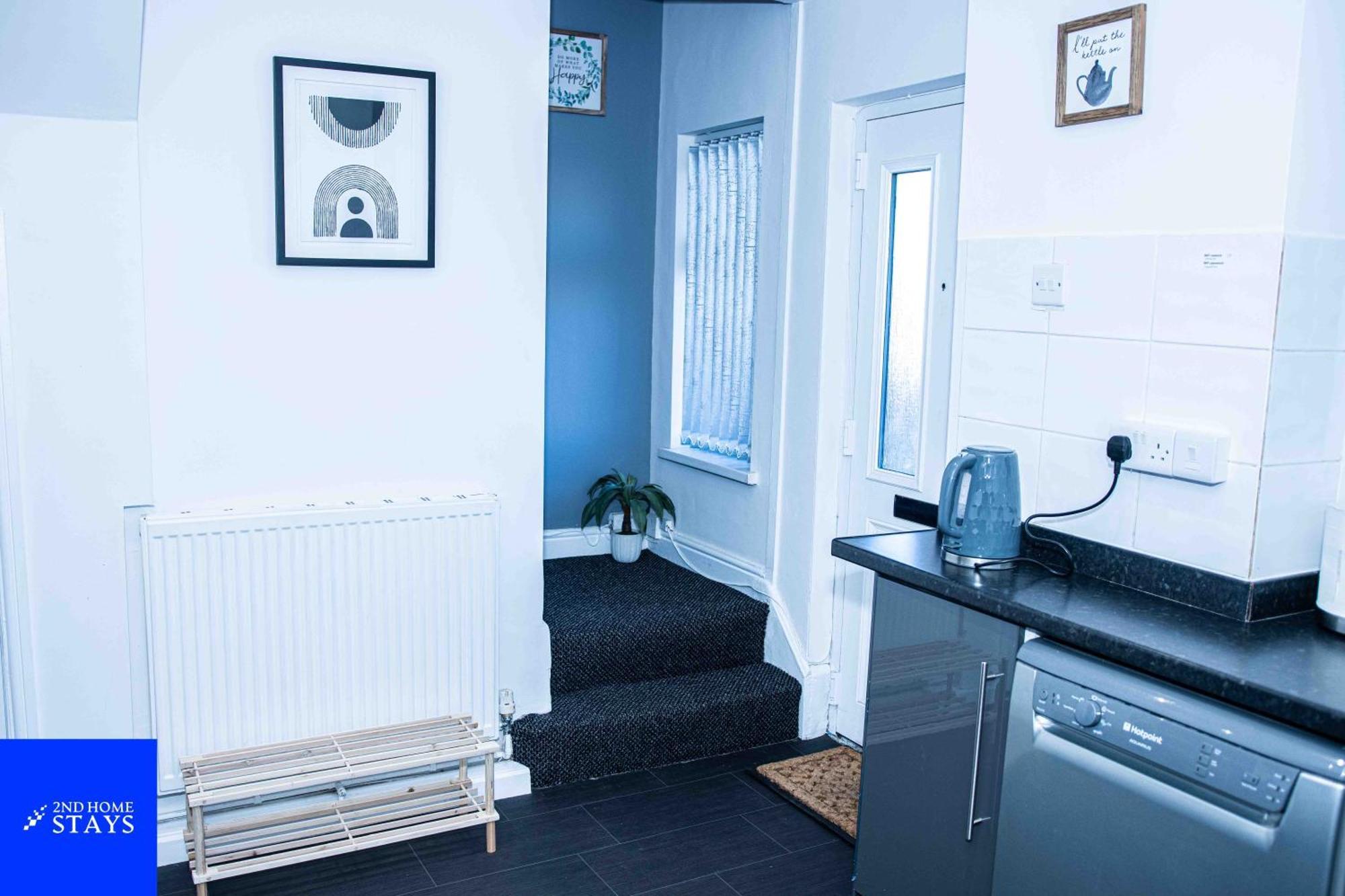 2Ndhomestays-Walsall- A Charming 3-Bed Home With Landscape View - Suitable For Contractors And Families -Large Parking For 3 Vans - Sleeps 8 - 7 Mins To J10 M6 And 21 Mins To Birmingham Bloxwich المظهر الخارجي الصورة