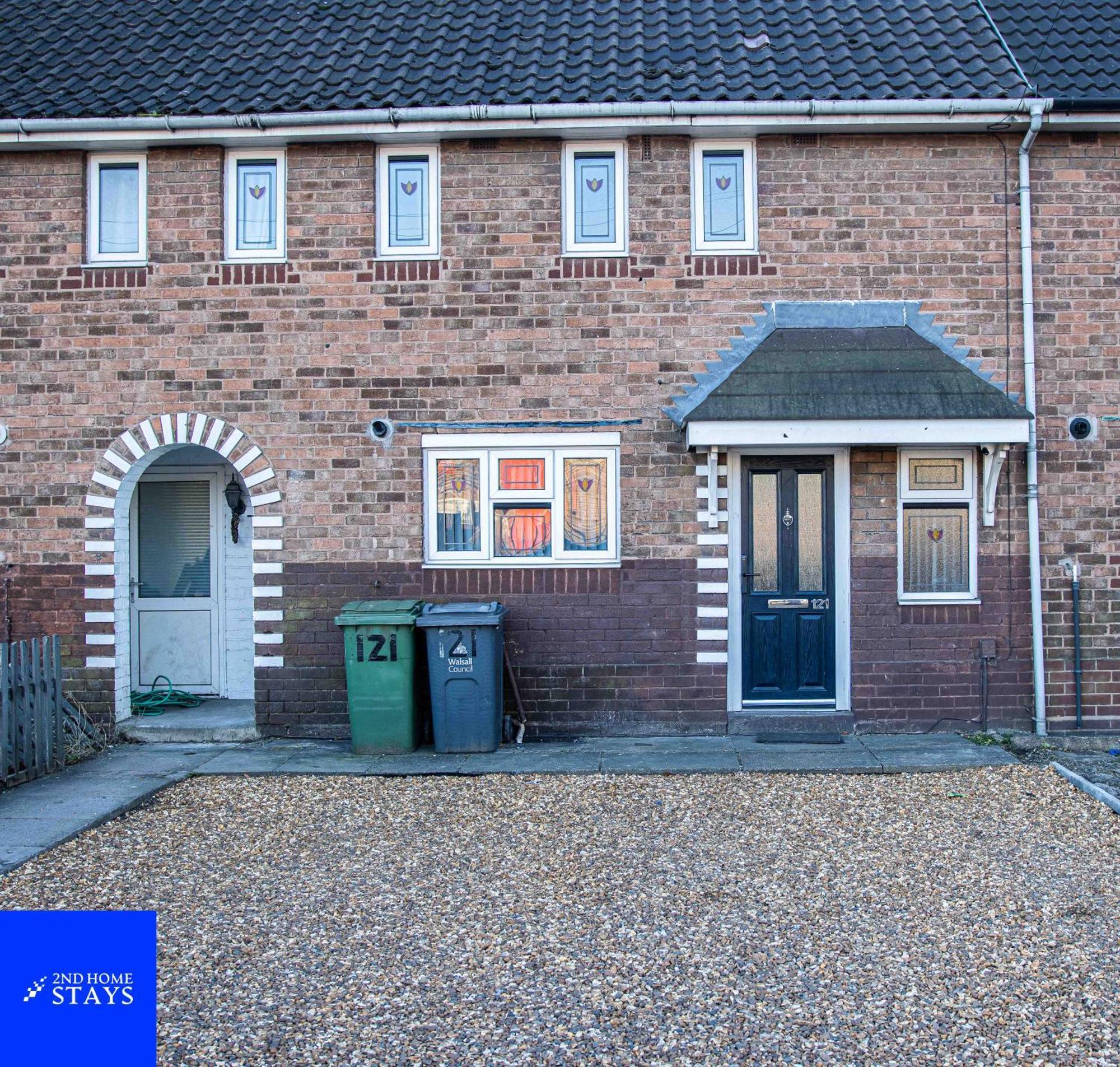 2Ndhomestays-Walsall- A Charming 3-Bed Home With Landscape View - Suitable For Contractors And Families -Large Parking For 3 Vans - Sleeps 8 - 7 Mins To J10 M6 And 21 Mins To Birmingham Bloxwich المظهر الخارجي الصورة